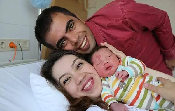 土耳其寶寶額頭上竟有個愛心胎記：天生自帶丘比特光環！