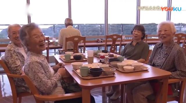 日本老人賣房，花200多萬去住養老院？這個400多人「集體等死」的地方，裝下了老人們的尊嚴