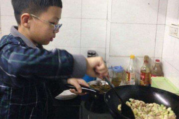 國小生煮得一手好菜，每天負責全家晚餐，媽卻憂慮：他數學考1分沒救了！