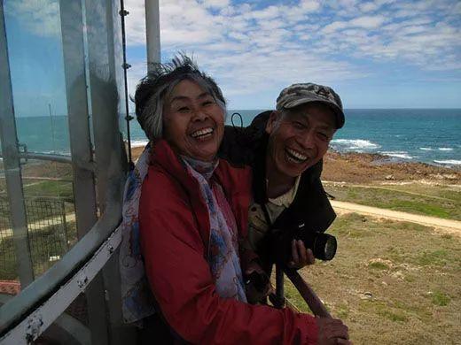 年過60歲的夫妻，一起窮遊了全世界