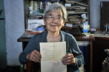81歲奶奶大學滿分畢業！精通法、英、俄文，她的「學霸筆記」，讓大學生們自嘆不如