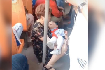 奶奶抱「熟睡孫女」上公車，周圍乘客視若無睹，最後只好坐在地上
